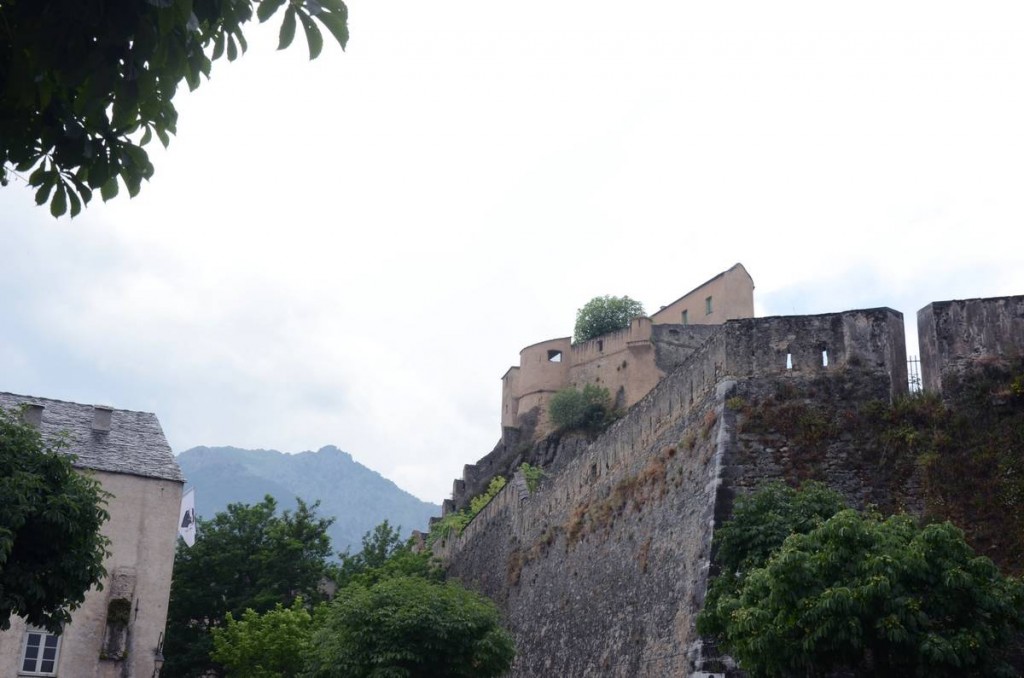 La citadelle de Corte avec à gauche le Palais national (Palazzu Naziunale), siège du gouvernement Corse sous Pascal Paoli